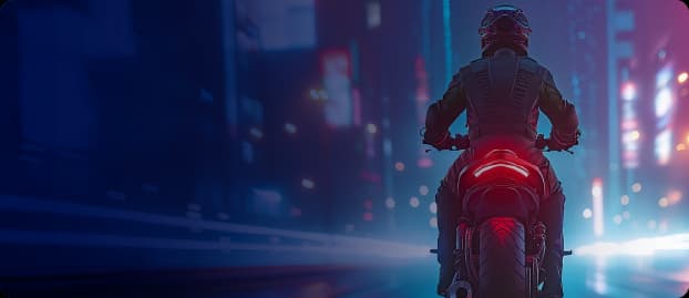 Banner do catálogo da linha de motos Mobil com motociclista em via urbana iluminada à noite.