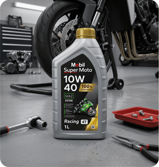 Embalagem de óleo Mobil Super Moto 10W-40 em oficina, com motocicleta e ferramentas sobre o chão.