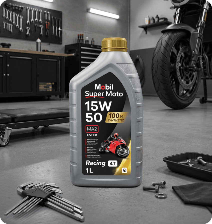 Embalagem de óleo Mobil Super Moto 15W-50 em oficina, com motocicleta e ferramentas ao redor.
