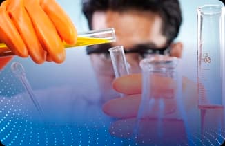 Profissional em laboratório manuseando tubos de ensaio com líquido amarelo para análise de lubrificantes.