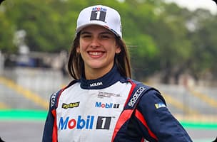 Antonella Bassani, pilota da Porsche Cup, usando boné preto e uniforme de corrida com detalhes da Mobil.