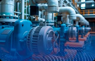 Bombas industriais azuis alinhadas em fábrica com tubulações e equipamentos ao fundo.