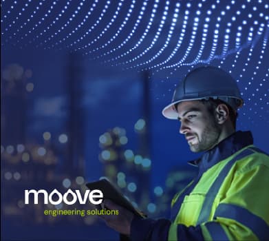 Banner da Moove Engineering Solutions com profissional usando capacete e colete de segurança segurando tablet.