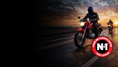 Banner da linha Mobil Super Moto com motociclistas em estrada ao pôr do sol e embalagens de lubrificantes para motos.