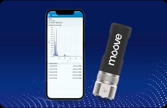 Sensor Moove ao lado de smartphone com gráfico de monitoramento de motor em fundo azul tecnológico.