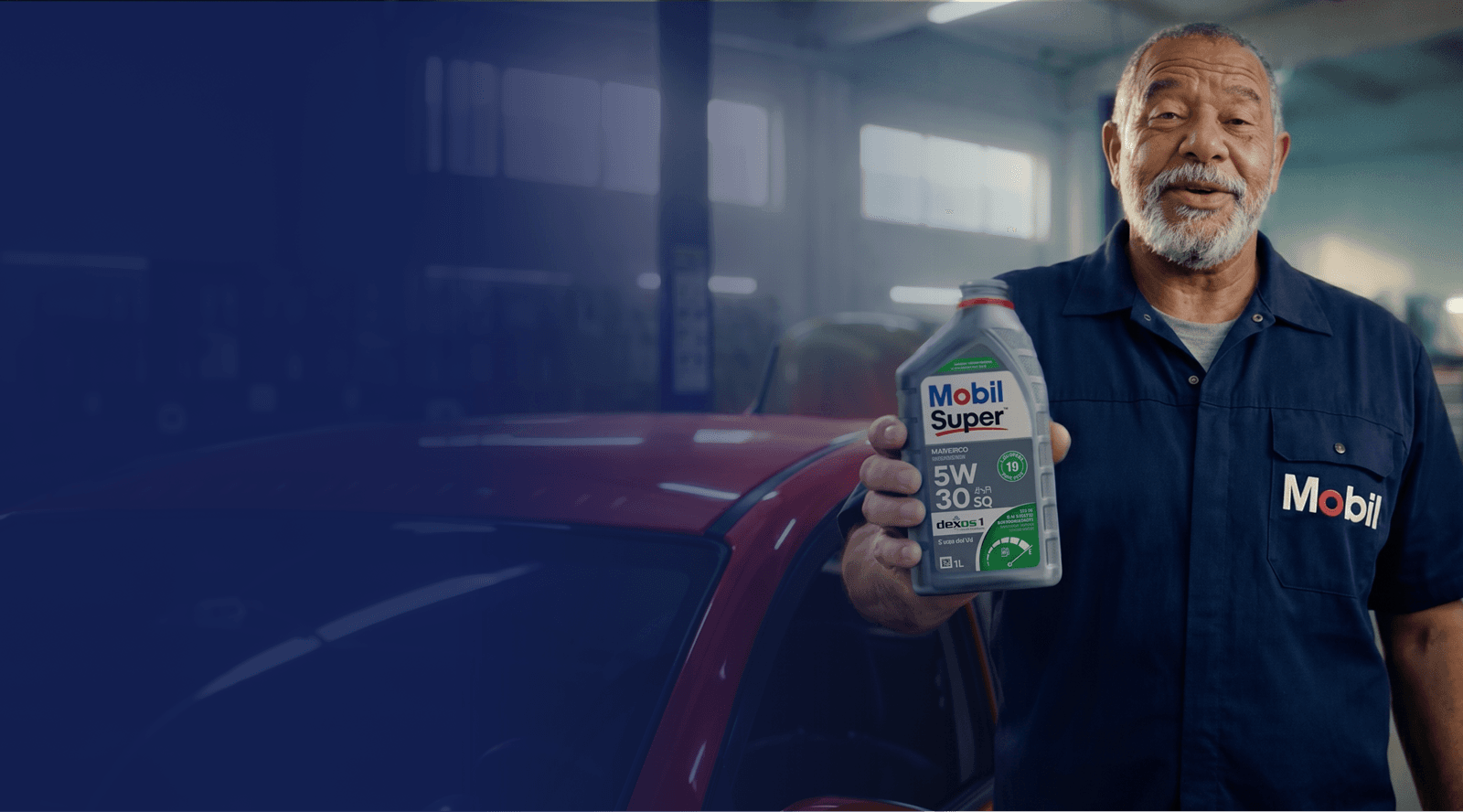 Banner com mecânico segurando embalagem de óleo Mobil Super em oficina, com chamada para encontrar o produto ideal para veículos.