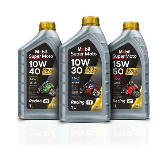 Embalagens de óleos Mobil Super Moto Racing 4T 10W-40, 10W-30 e 15W-50 sobre fundo preto.